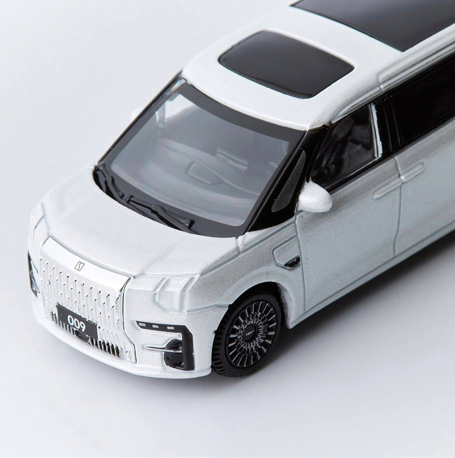 Модель автомобіля ZEEKR 009 у масштабі 1:43