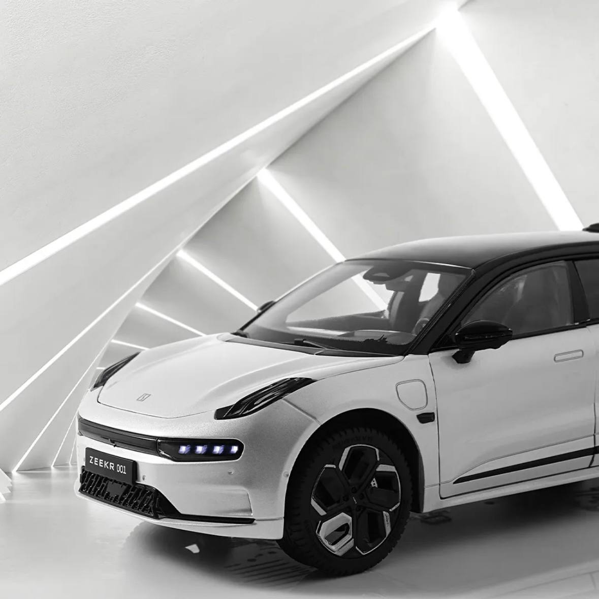 Модель автомобіля ZEEKR 001 у масштабі 1:18
